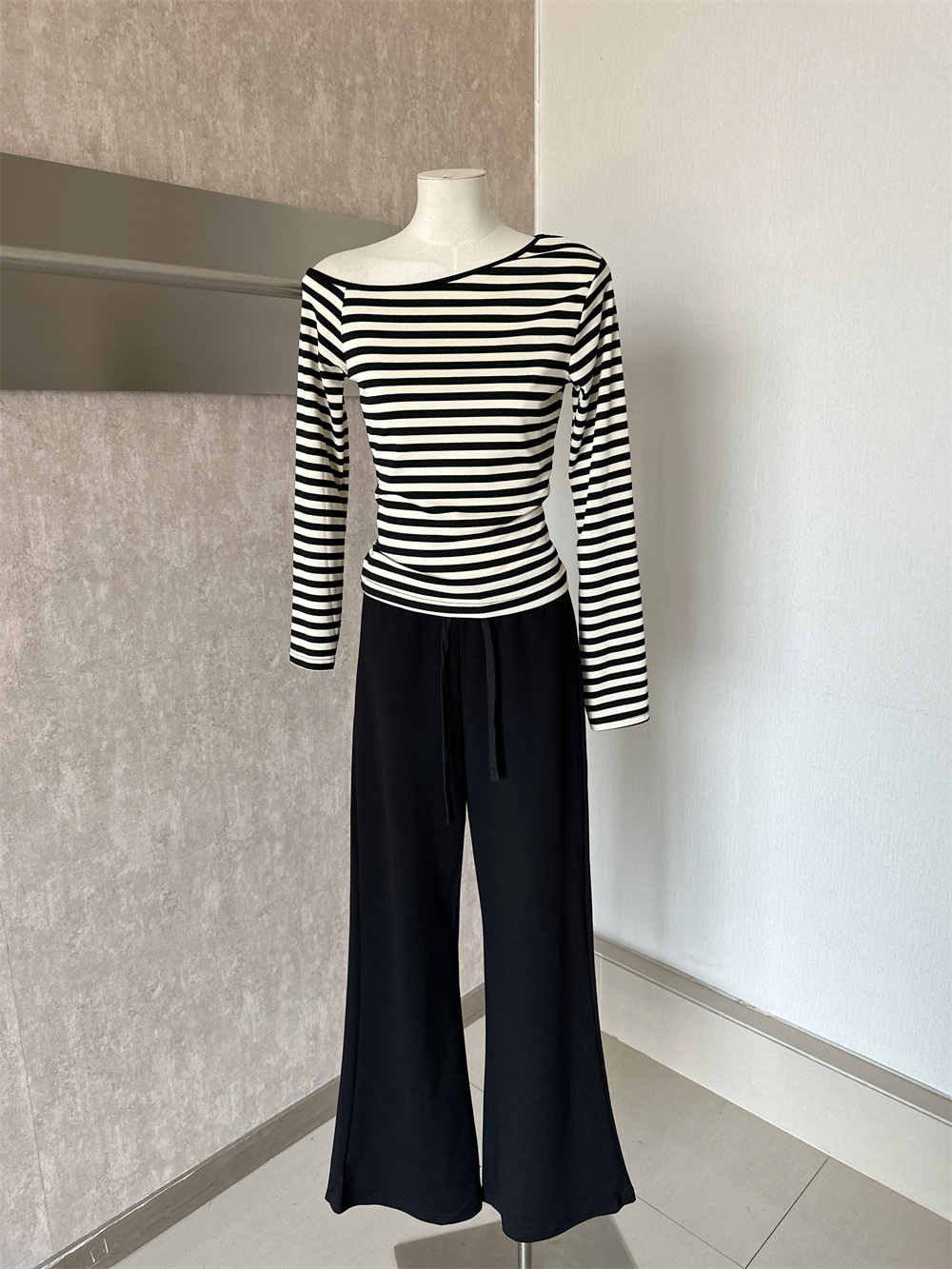 2026 Autumn New Relaxed Color Block Striped Long Sleeve One Shoulder Top and Stretch Pants Women Set - Image 3